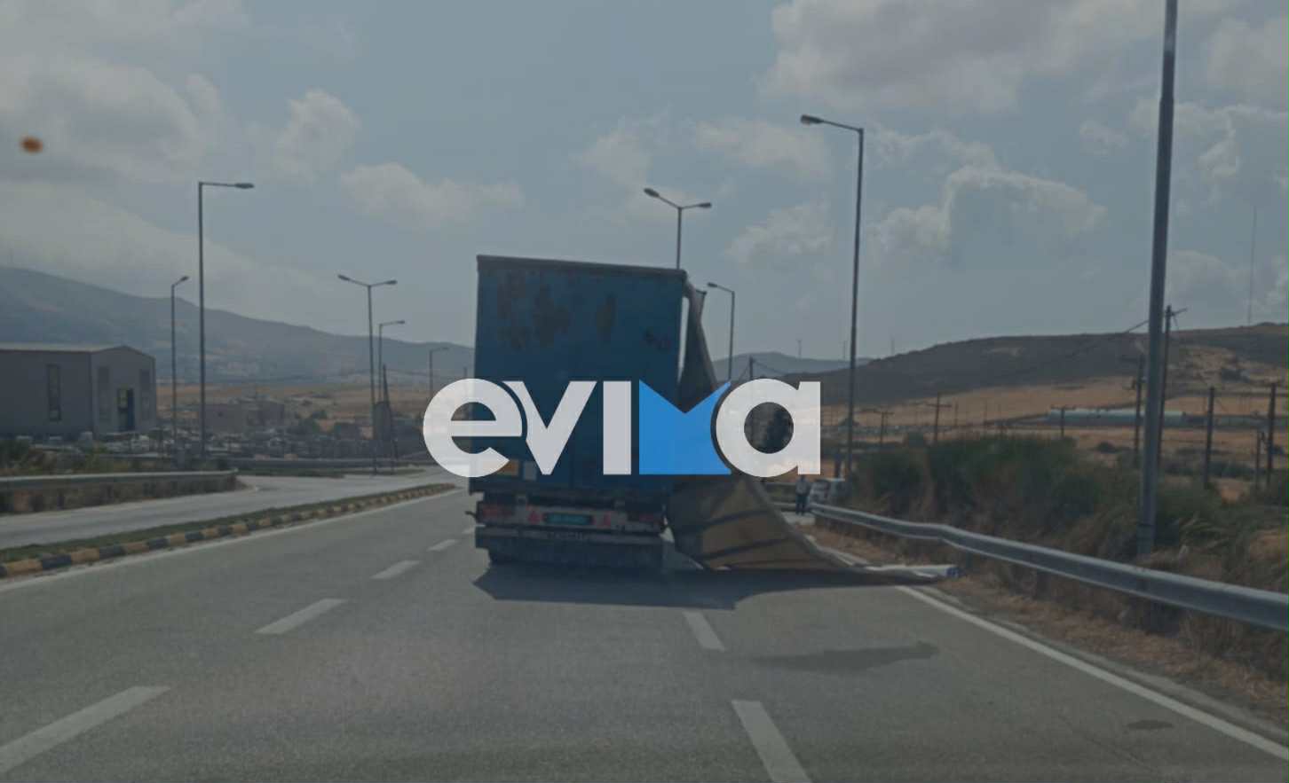 Εύβοια: Οι ισχυροί άνεμοι ξήλωσαν κουρτίνα φορτηγού που ήταν εν κινήσει (εικόνα)