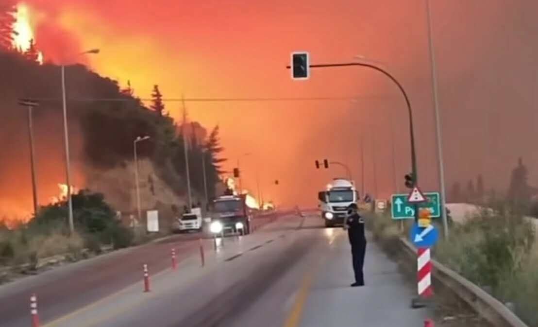 Μεγάλη φωτιά στην Κάτω Αχαΐά: 112 για εκκένωση του χωριού, εγκαταλείπουν οι κάτοικοι Μεγάλη φωτιά στην Κάτω Αχαΐά: 112 για εκκένωση του χωριού, εγκαταλείπουν οι κάτοικοι