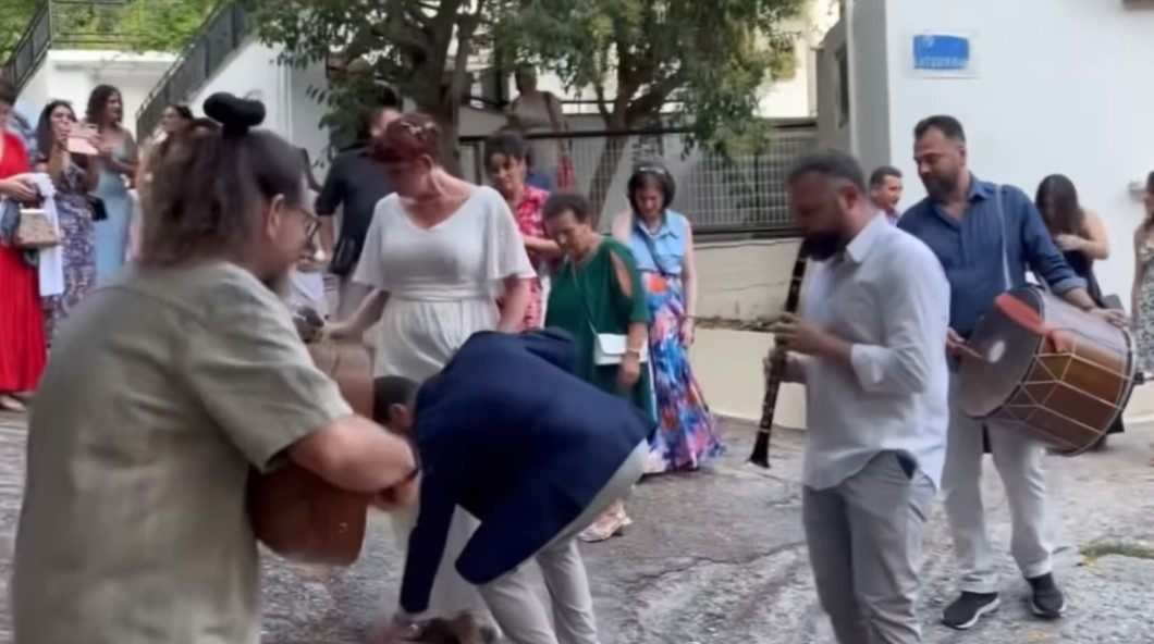Ο παραδοσιακός γάμος σε χωριό της Εύβοιας: Με κλαρίνα και λίρα πήγε η νύφη στην εκκλησία – Βίντεο Ο παραδοσιακός γάμος σε χωριό της Εύβοιας: Με κλαρίνα και λίρα πήγε η νύφη στην εκκλησία – Βίντεο