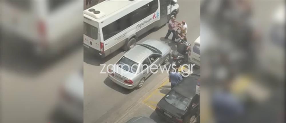 Κρήτη: Πήγε να πατήσει παιδί με το αυτοκίνητο και…. επιτέθηκε στον πατέρα του (βίντεο) Κρήτη: Πήγε να πατήσει παιδί με το αυτοκίνητο και…. επιτέθηκε στον πατέρα του (βίντεο)