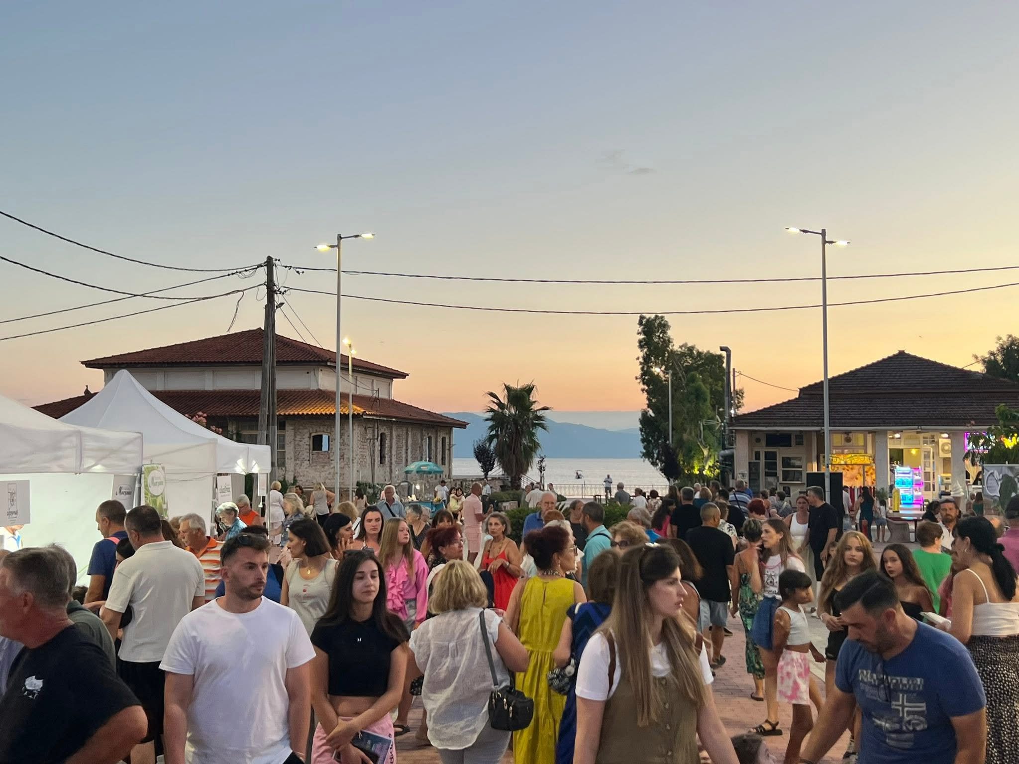 Εύβοια: Γέμισε με κόσμο η Λουτρόπολη για τα τοπικά προϊόντα- Εικόνες Εύβοια: Γέμισε με κόσμο η Λουτρόπολη για τα τοπικά προϊόντα- Εικόνες
