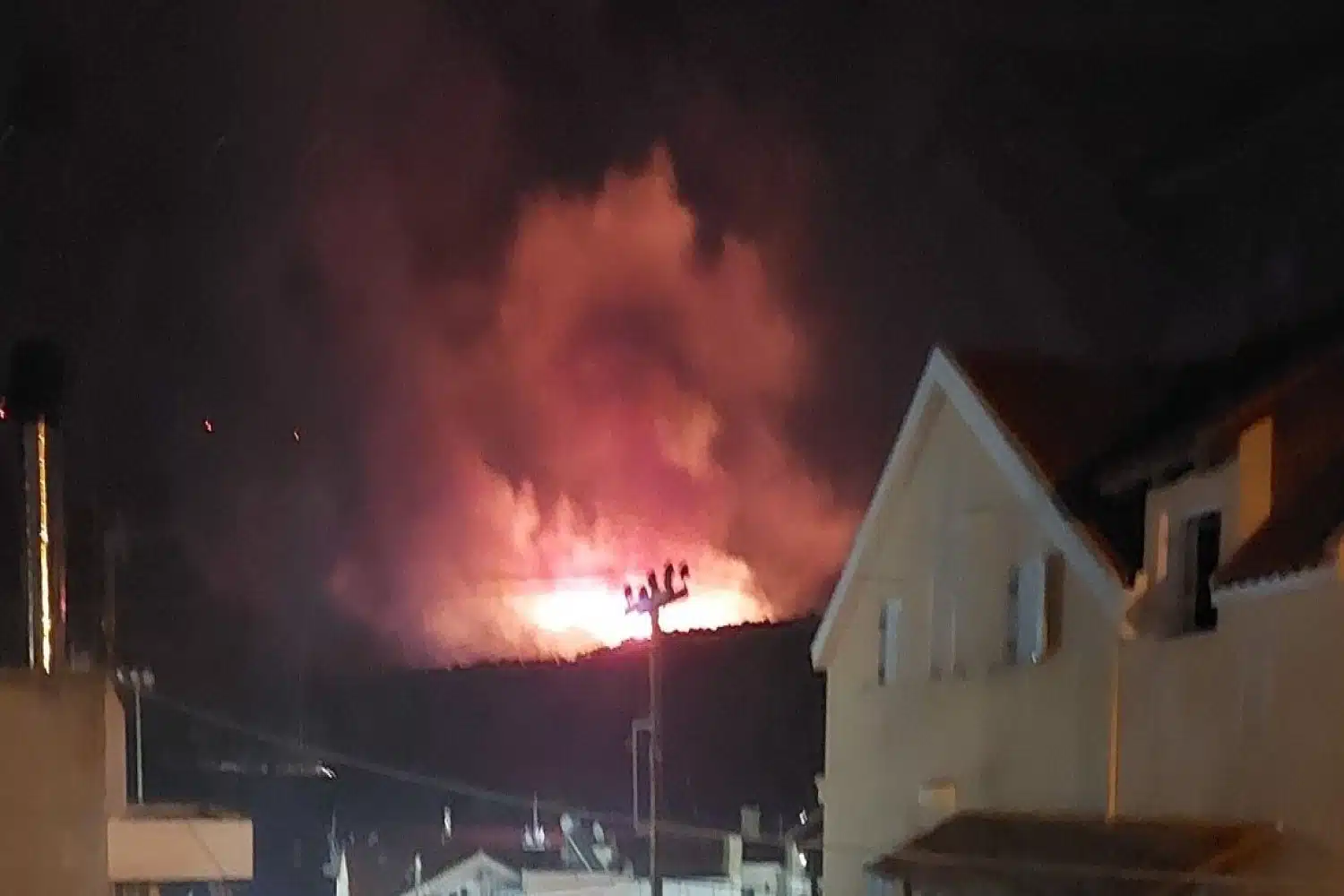 Μεγάλη φωτιά στην Κεφαλονιά: Ήχησε το 112, εκκενώθηκαν περιοχές Μεγάλη φωτιά στην Κεφαλονιά: Ήχησε το 112, εκκενώθηκαν περιοχές
