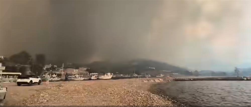 Μαίνεται η μεγάλη φωτιά στη Χίο Μαίνεται η μεγάλη φωτιά στη Χίο