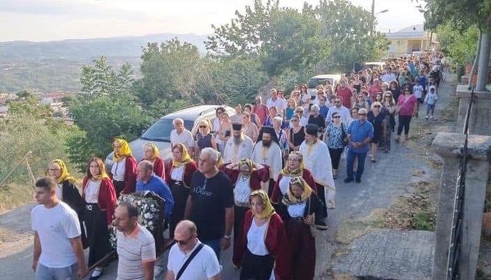 Εύβοια: Ευλάβεια και δέος στην περιφορά εικόνας της Παναγίας, την συνόδευαν Βιλγατόρισες (εικόνες)