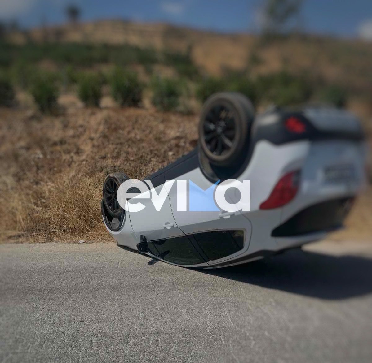 Σοβαρό τροχαίο στην Εύβοια: Αυτοκίνητο τούμπαρε σε κεντρικό δρόμο