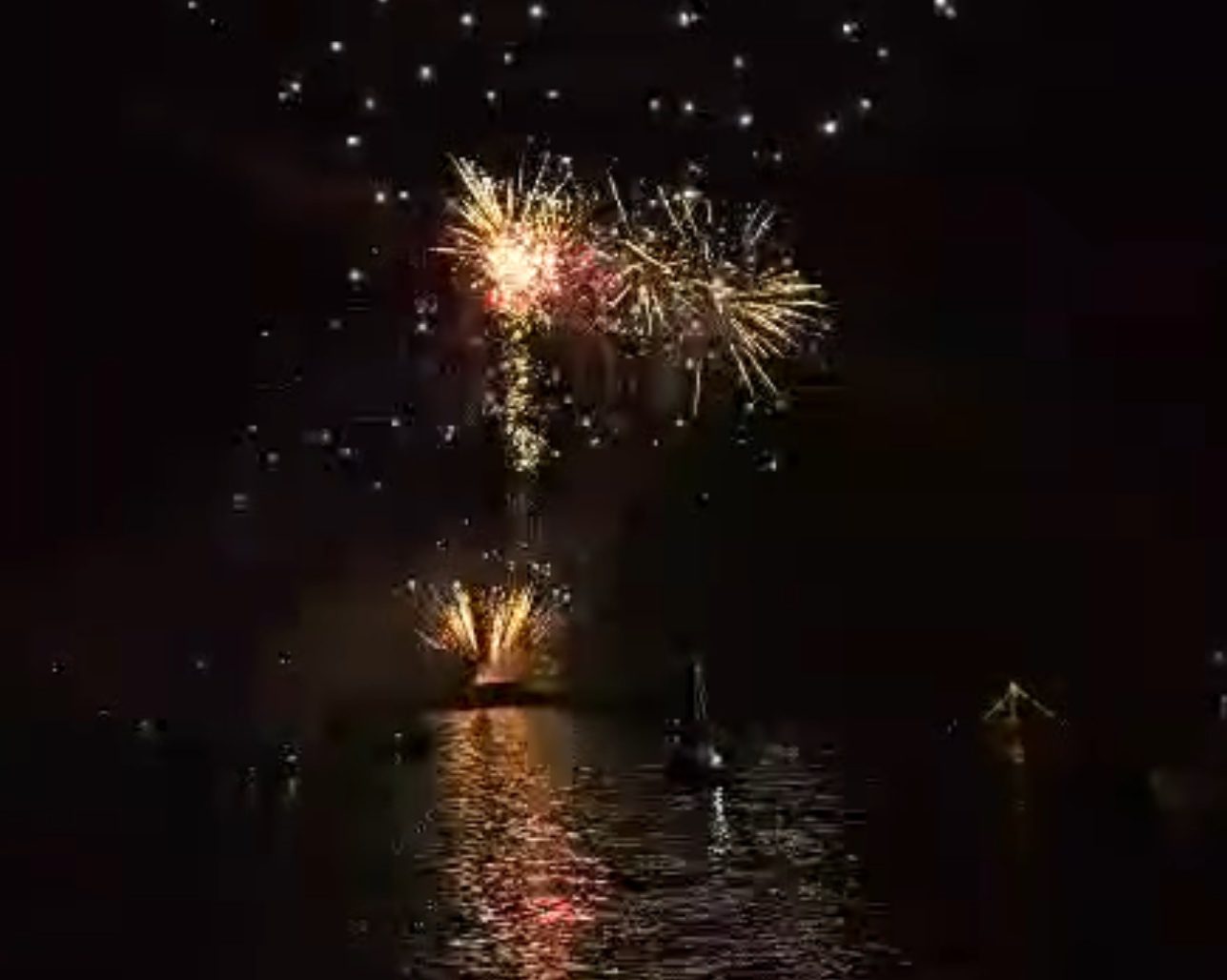 Εύβοια: Φαντασμαγορική βραδιά στη Λίμνη! Έλαμψε το λιμάνι (βίντεο)