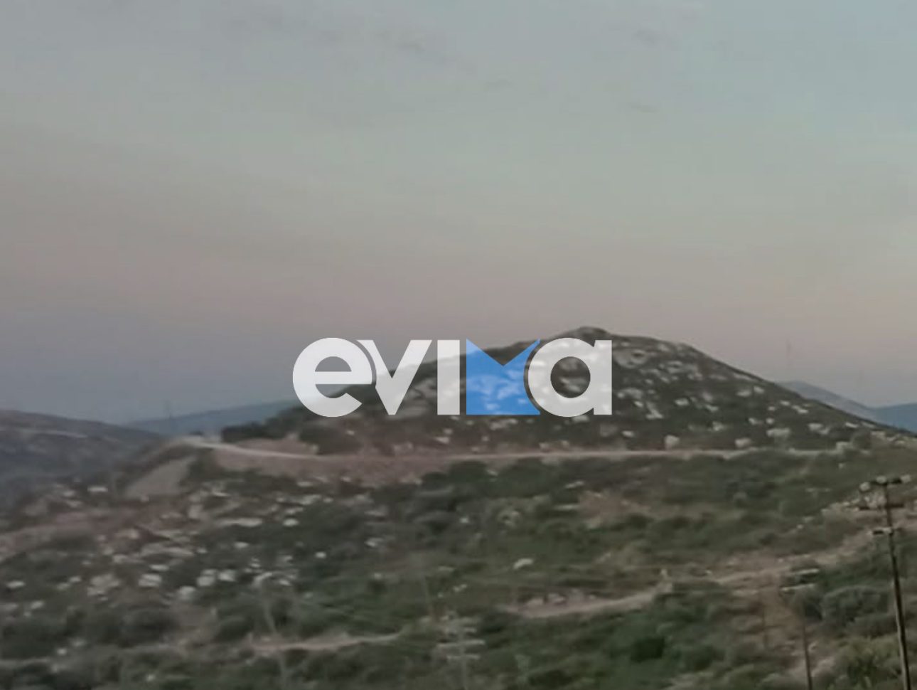 Γι αυτό μυρίζει έντονα καπνός στην Εύβοια: Η επίσημη εξήγηση Γι αυτό μυρίζει έντονα καπνός στην Εύβοια: Η επίσημη εξήγηση