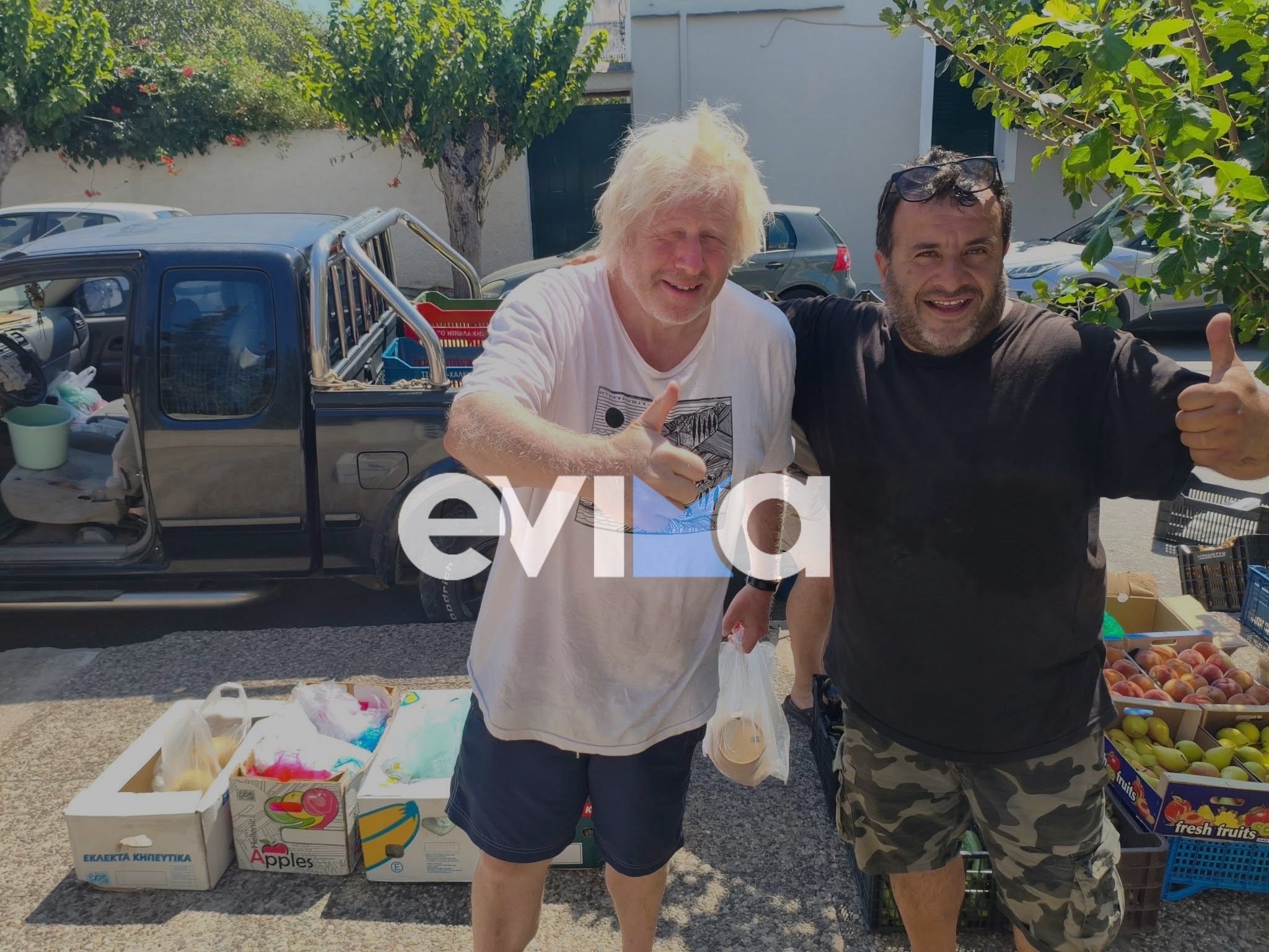 Συνεχίζει τις διακοπές στην Εύβοια ο Μπόρις Τζόνσον- Ψώνισε από πλανόδιο μανάβη της Καρύστου Συνεχίζει τις διακοπές στην Εύβοια ο Μπόρις Τζόνσον- Ψώνισε από πλανόδιο μανάβη της Καρύστου