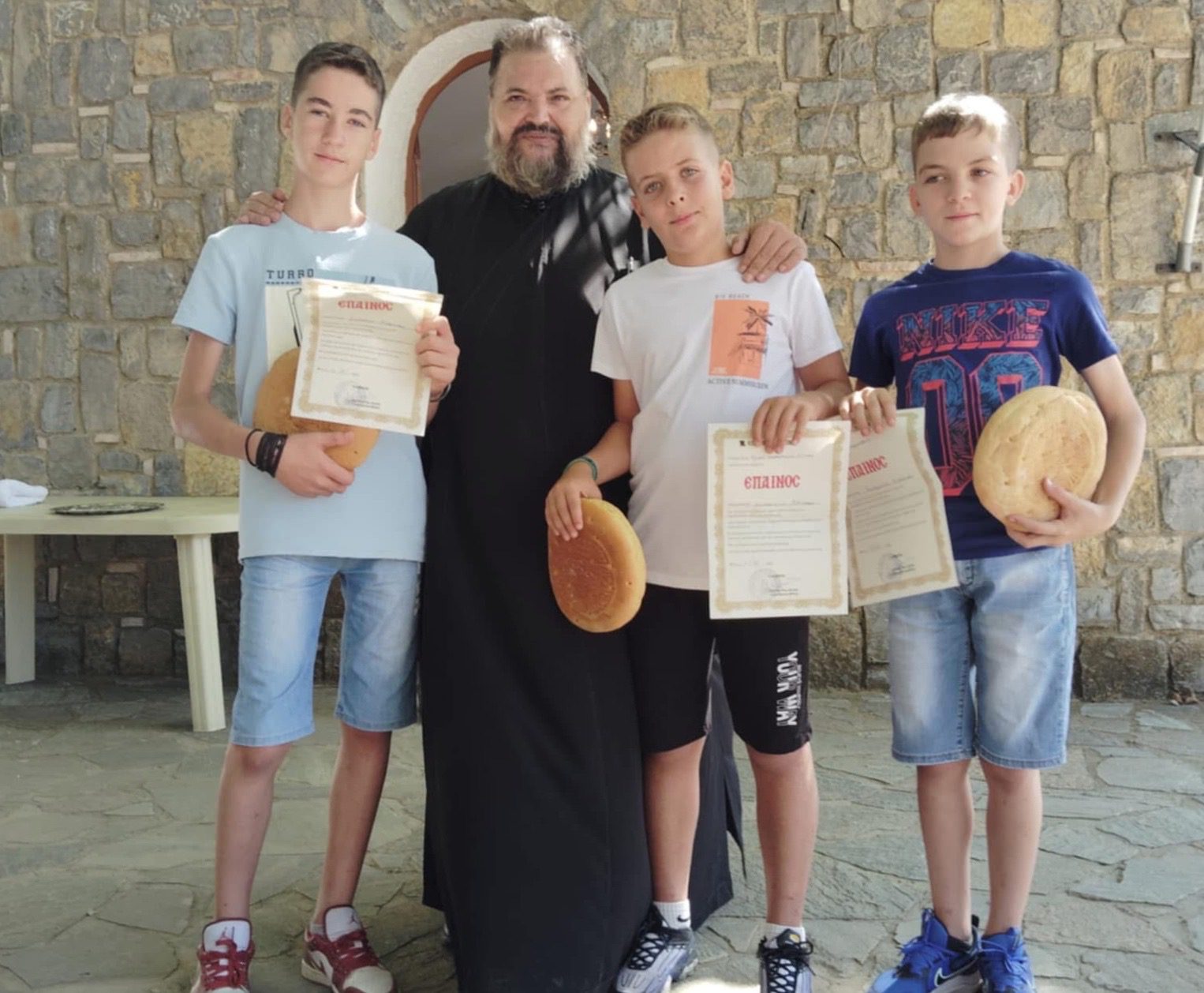 Εύβοια: Πού αναβίωσε το παλιό έθιμο «το τρέξιμο της κουλούρας» Εύβοια: Πού αναβίωσε το παλιό έθιμο «το τρέξιμο της κουλούρας»