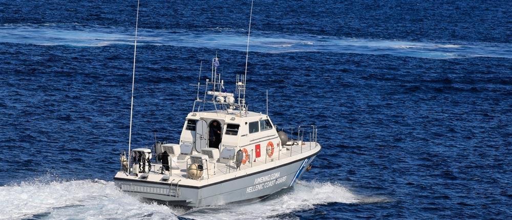 Χίος: Κρατούμενος πήδηξε από πλοίο για να δραπετεύσει Χίος: Κρατούμενος πήδηξε από πλοίο για να δραπετεύσει