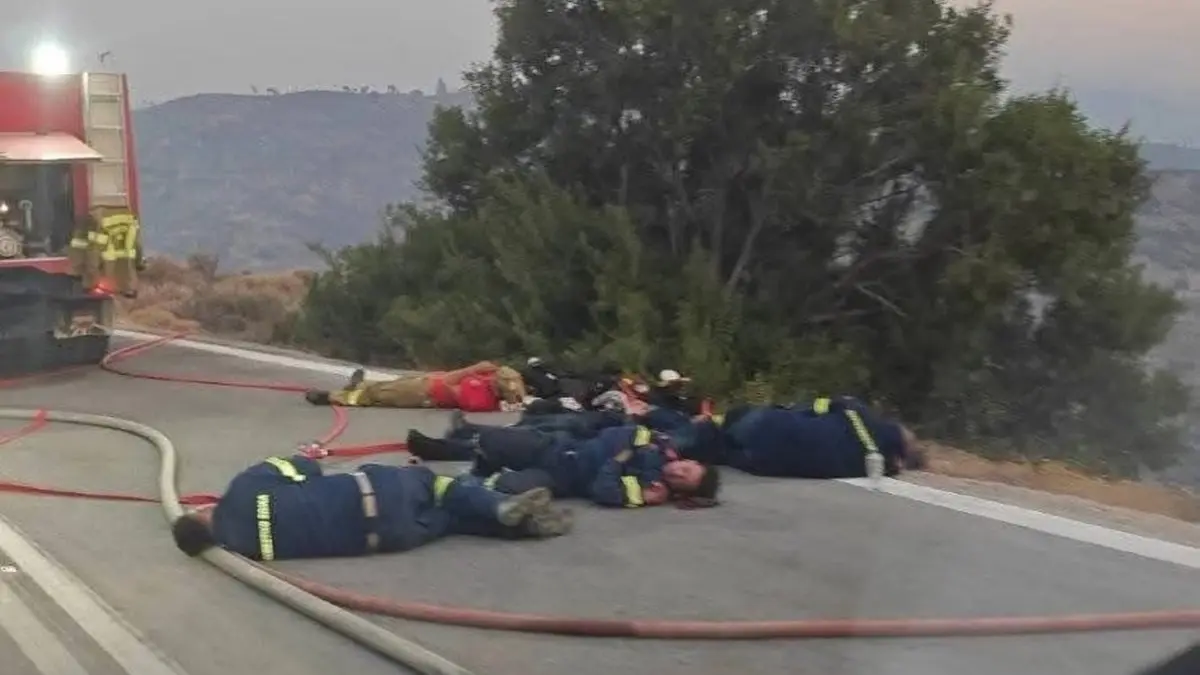 Συγκλονίζει η εικόνα των πυροσβεστών από την φωτιά στη Χίο Συγκλονίζει η εικόνα των πυροσβεστών από την φωτιά στη Χίο