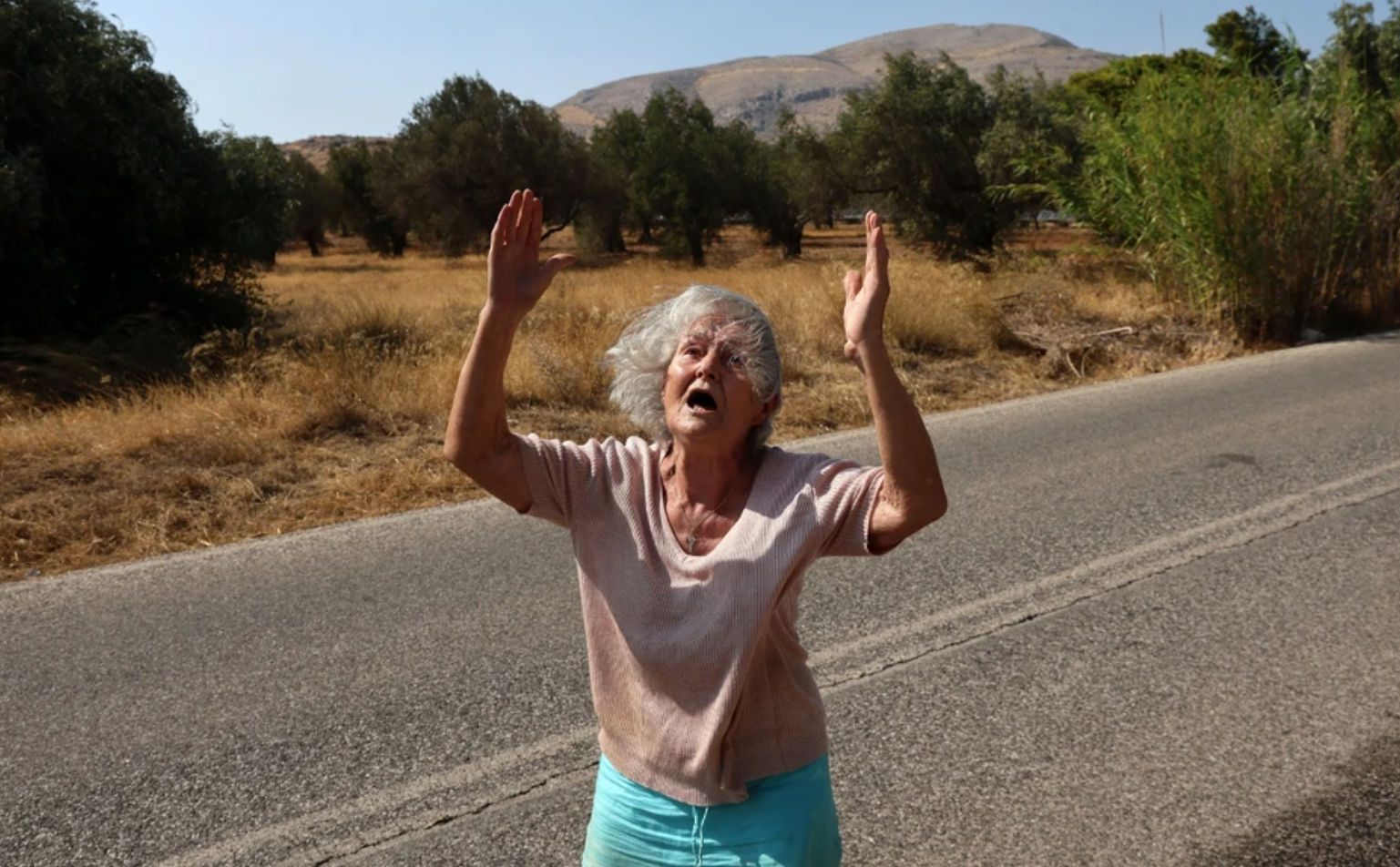 Κραυγή αγωνίας στην Κερατέα: Συγκλονιστικές εικόνες δείχνουν την απόγνωση γυναίκας που βλέπει τα σπίτια στις φλόγες