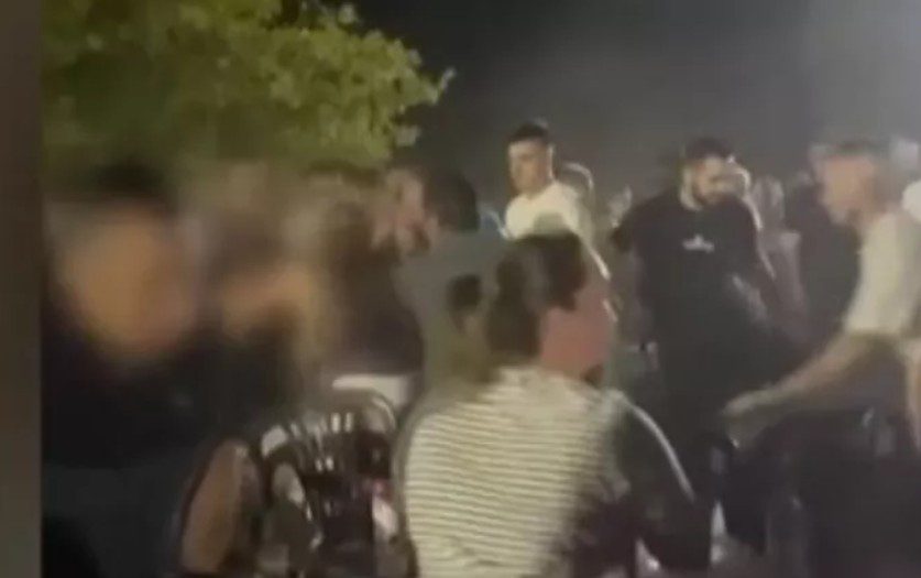 Ξύλο… μετά μουσικής: Αγριος καυγάς σε πανηγύρι με τη Γωγώ Τσαμπά- Δείτε βίντεο Ξύλο… μετά μουσικής: Αγριος καυγάς σε πανηγύρι με τη Γωγώ Τσαμπά- Δείτε βίντεο