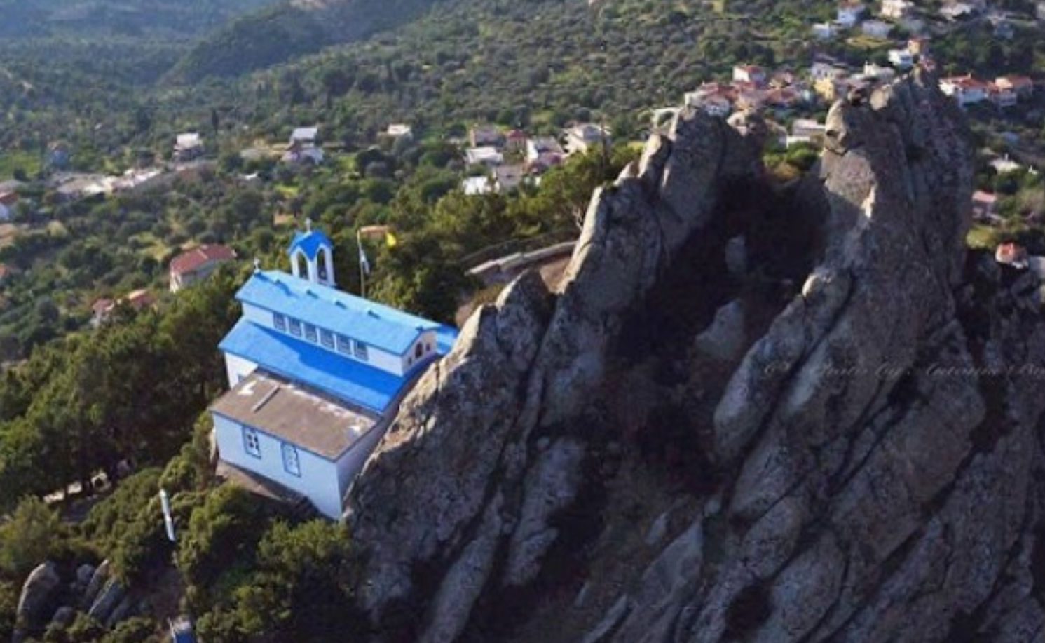 Δεκαπενταύγουστος στην Εύβοια: Το ξωκκλήσι πάνω στο ηφαίστειο που μαγεύει