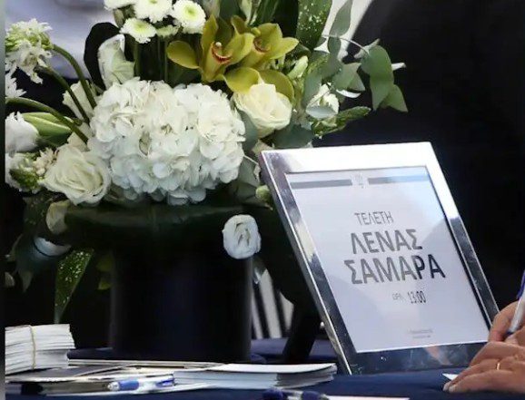 Κηδεία Λένας Σαμαρά: Πλήθος κόσμου σπεύδει στο «τελευταίο αντίο» Κηδεία Λένας Σαμαρά: Πλήθος κόσμου σπεύδει στο «τελευταίο αντίο»
