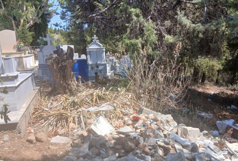 Εικόνα εγκατάλειψης σε νεκροταφείο της Εύβοιας: «Στα κάγκελα» οι πολίτες Εικόνα εγκατάλειψης σε νεκροταφείο της Εύβοιας: «Στα κάγκελα» οι πολίτες
