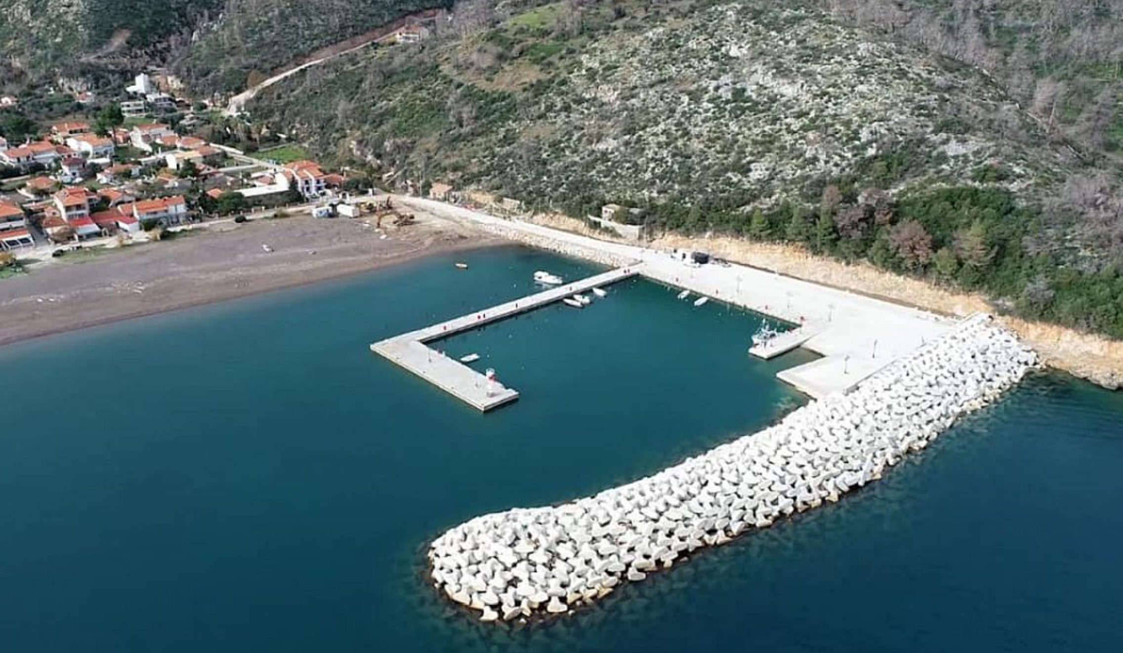 Εύβοια: Ερωτήματα για το αλιευτικό καταφύγιο στο Πευκί