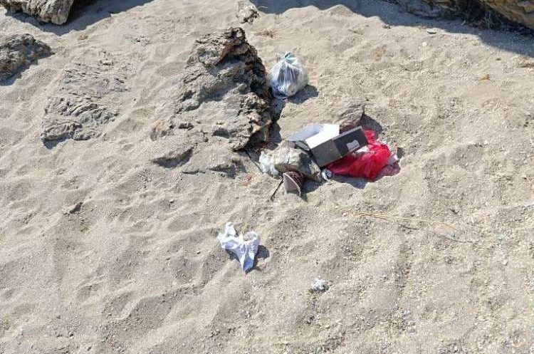 Γέμισαν με σκουπίδια μια από τις πιο όμορφες παραλίες της Εύβοιας – Εικόνες ντροπής
