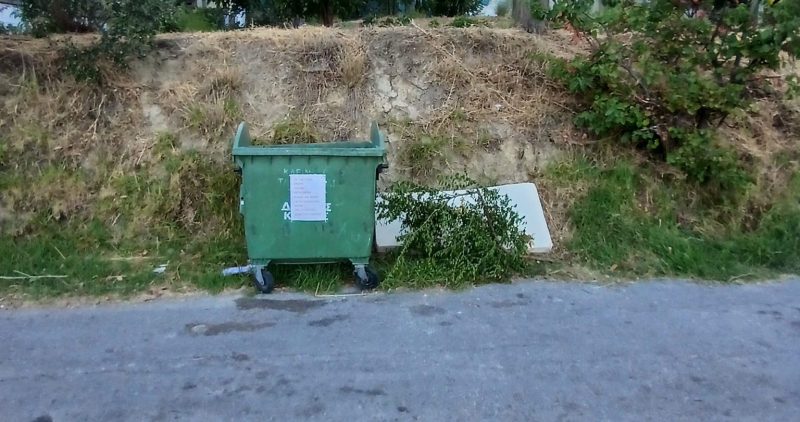 Περιβαλλοντική ασυνειδησία στην Εύβοια: Ογκώδη απορρίμματα δίπλα σε κάδους Περιβαλλοντική ασυνειδησία στην Εύβοια: Ογκώδη απορρίμματα δίπλα σε κάδους