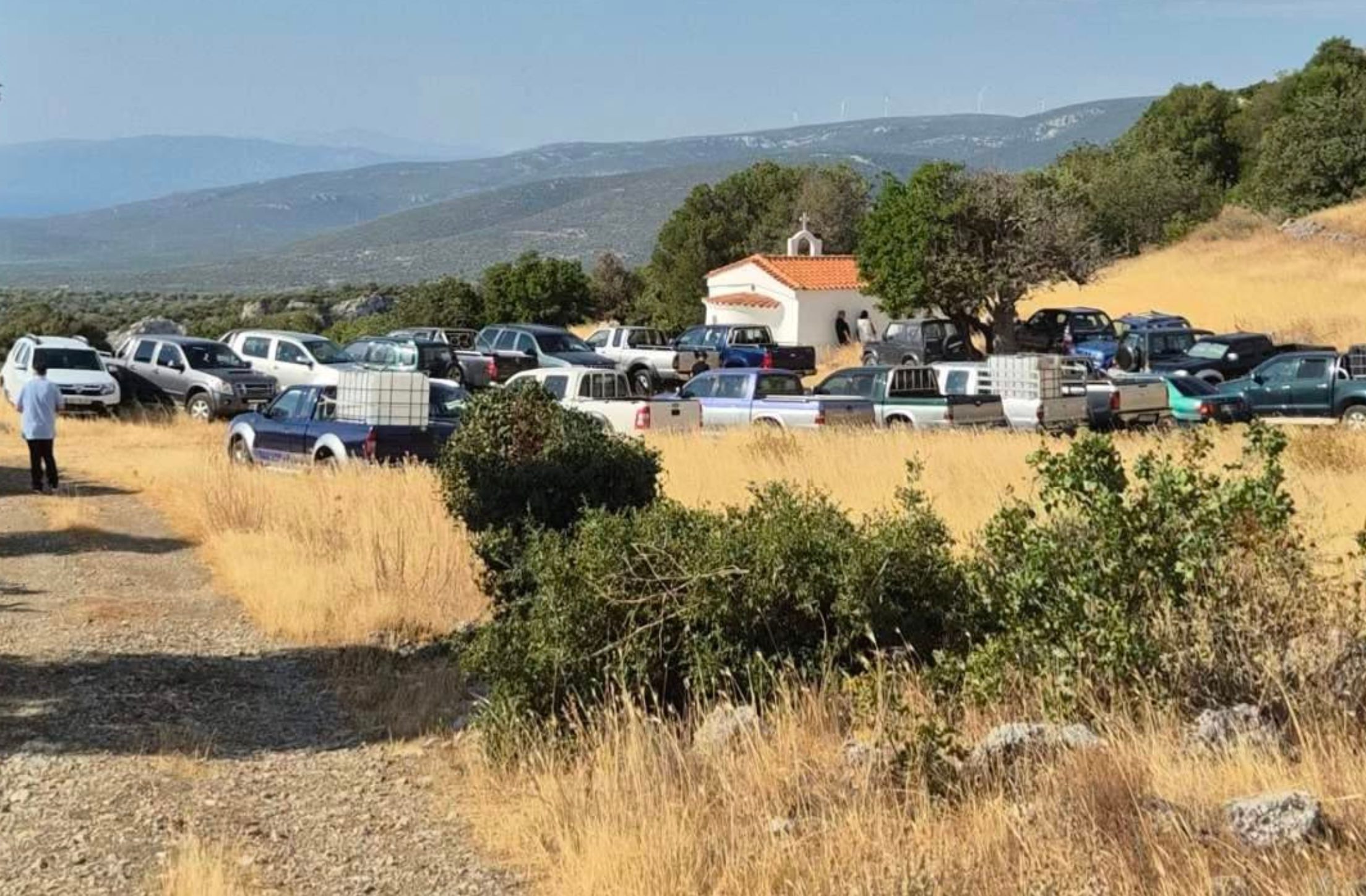 Κοσμοσυρροή σε ξωκκλήσι στην Εύβοια για τη Μεταμόρφωση του Σωτήρος Κοσμοσυρροή σε ξωκκλήσι στην Εύβοια για τη Μεταμόρφωση του Σωτήρος