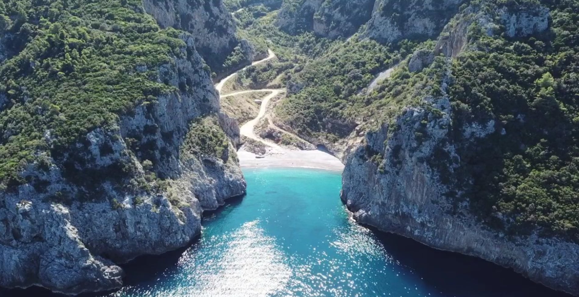 Η «μαγική» παραλία στην Εύβοια για τις τελευταίες βουτιές του καλοκαιριού Η «μαγική» παραλία στην Εύβοια για τις τελευταίες βουτιές του καλοκαιριού