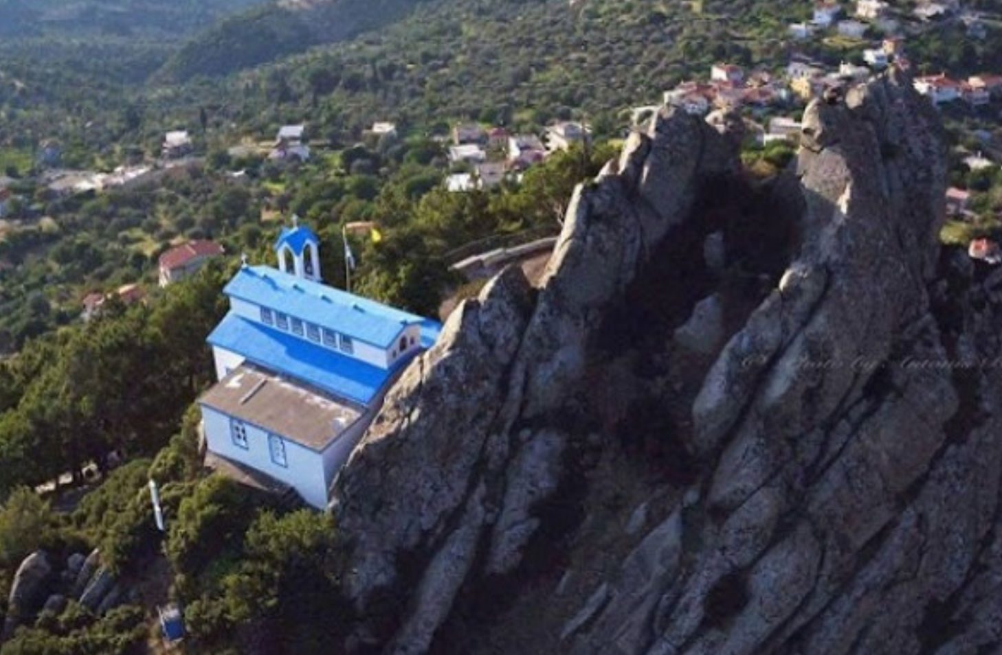 Ο ναός της Παναγίας στην Εύβοια χτισμένος πάνω σε ηφαίστειο Ο ναός της Παναγίας στην Εύβοια χτισμένος πάνω σε ηφαίστειο