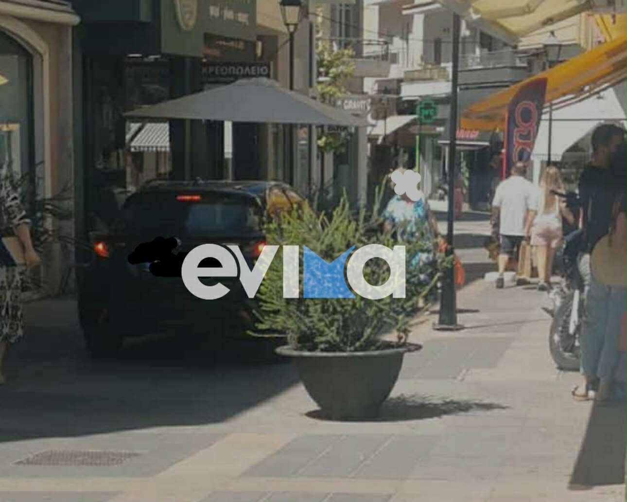 Εύβοια: Γυναίκα μπήκε σε πεζόδρομο με το αμάξι της και εγκλωβίστηκε Εύβοια: Γυναίκα μπήκε σε πεζόδρομο με το αμάξι της και εγκλωβίστηκε