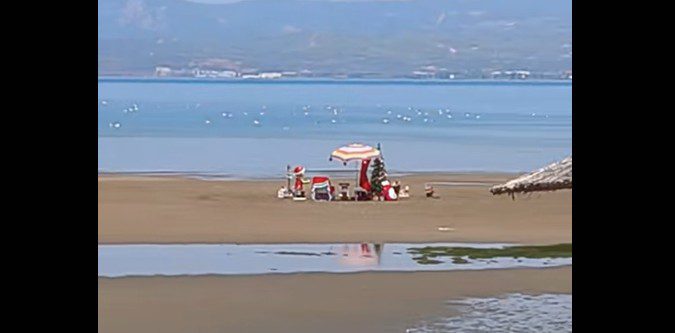 Απίστευτο περιστατικό στη Χαλκίδα: Άγιος Βασίλης κάνει μπάνιο σε παραλία – Βίντεο Απίστευτο περιστατικό στη Χαλκίδα: Άγιος Βασίλης κάνει μπάνιο σε παραλία – Βίντεο