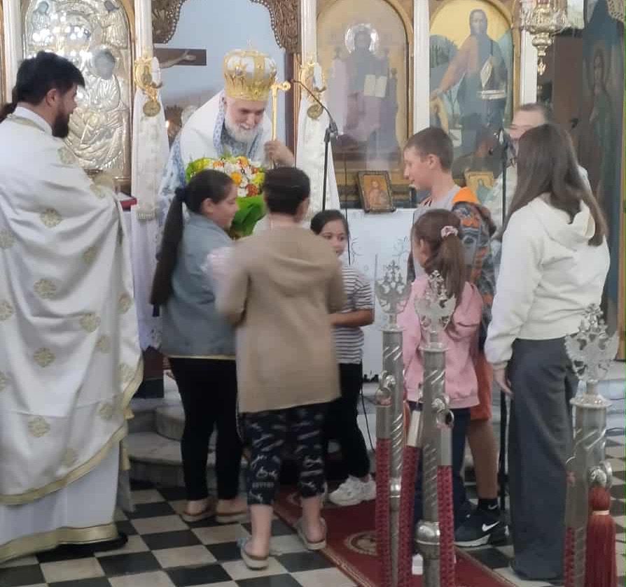 Εύβοια: Η θερμή αγκαλιά του Θεοφιλέστατου Επισκόπου Νικοδήμου σε παιδιά του Κατηχητικού Εύβοια: Η θερμή αγκαλιά του Θεοφιλέστατου Επισκόπου Νικοδήμου σε παιδιά του Κατηχητικού