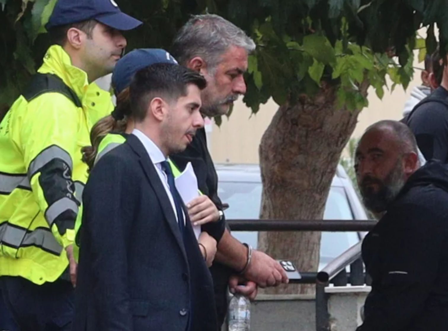 Με χειροπέδες βγήκε από την Ευελπίδων ο Μπισμπίκης – Ποινική δίωξη για το περιστατικό στη Φιλοθέη Με χειροπέδες βγήκε από την Ευελπίδων ο Μπισμπίκης – Ποινική δίωξη για το περιστατικό στη Φιλοθέη