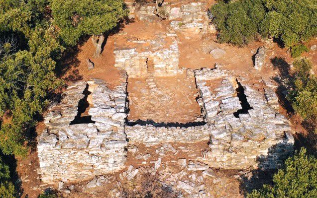Τα Δρακόσπιτα των μυστικών στην Εύβοια: Ο θρύλος με τον βοσκό και το γάλα Τα Δρακόσπιτα των μυστικών στην Εύβοια: Ο θρύλος με τον βοσκό και το γάλα