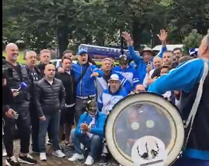 Θερμή υποδοχή Ελλήνων φιλάθλων στο ξενοδοχείο όπου διαμένει η Εθνική πριν το ματς του αιώνα με Τουρκία Θερμή υποδοχή Ελλήνων φιλάθλων στο ξενοδοχείο όπου διαμένει η Εθνική πριν το ματς του αιώνα με Τουρκία