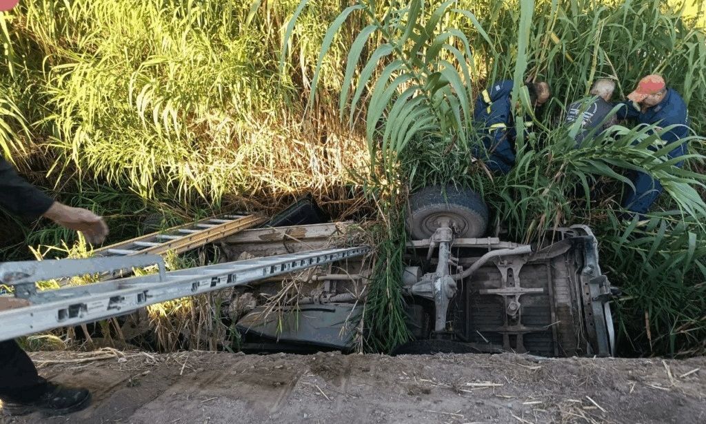 Αγροτικό εξετράπη της πορείας του και κατέληξε αναποδογυρισμένο σε αυλάκι με νερό Αγροτικό εξετράπη της πορείας του και κατέληξε αναποδογυρισμένο σε αυλάκι με νερό