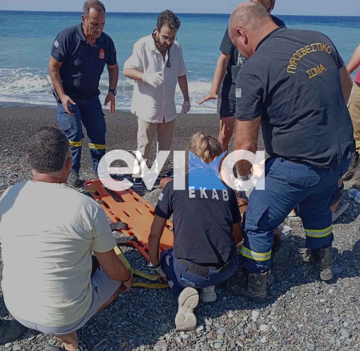 Εύβοια: Άνδρας παρασύρθηκε από κύμα σε βράχια και τραυματίστηκε (εικόνες) Εύβοια: Άνδρας παρασύρθηκε από κύμα σε βράχια και τραυματίστηκε (εικόνες)