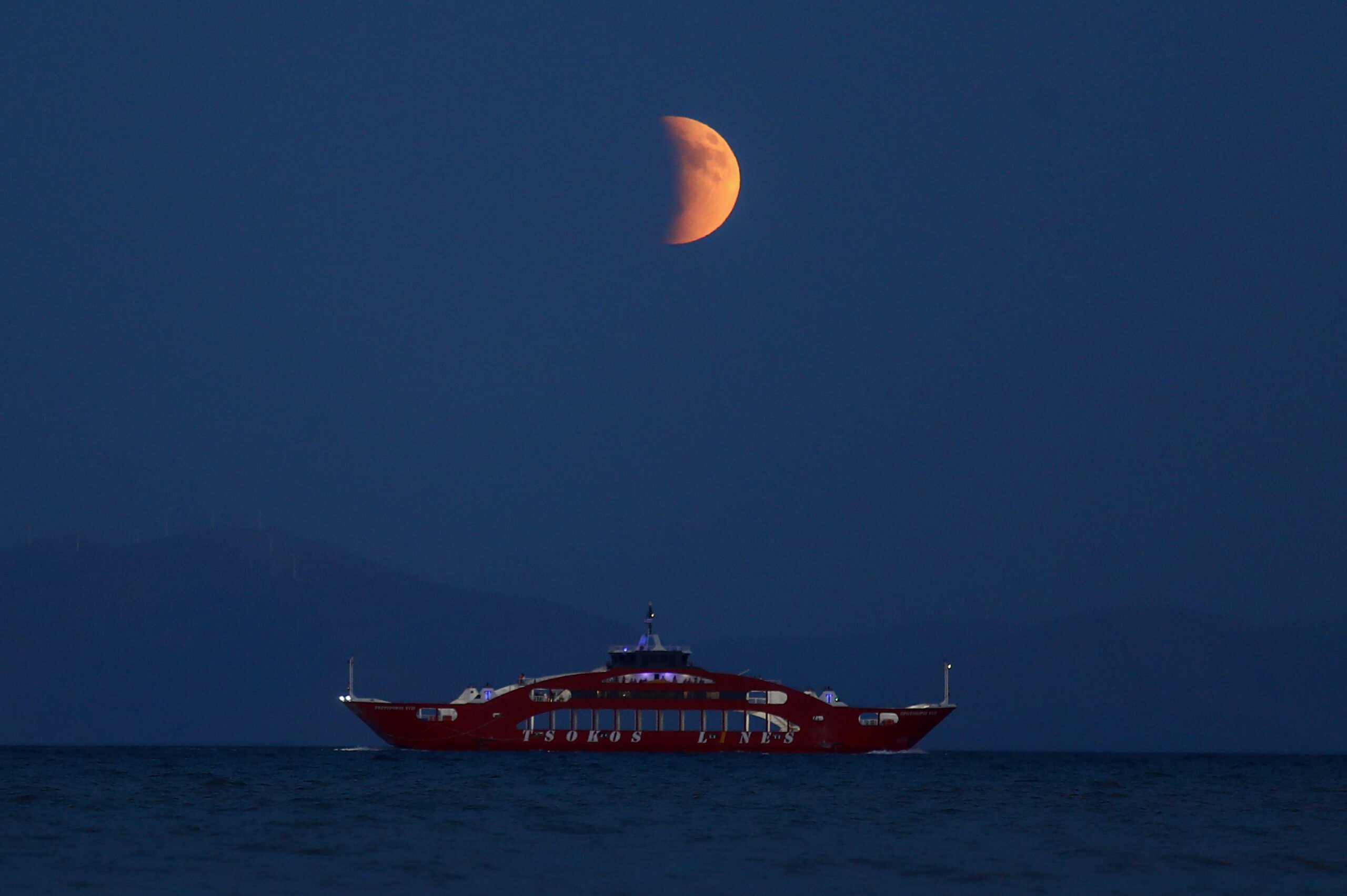Ματωμένο φεγγάρι: Μαγεύουν οι εικόνες από τον ουρανό της Εύβοιας Ματωμένο φεγγάρι: Μαγεύουν οι εικόνες από τον ουρανό της Εύβοιας