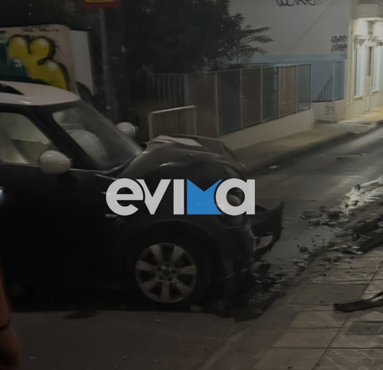Σοβαρό τροχαίο στη Χαλκίδα: ΙΧ πήρε σβάρνα κολωνάκια και κατέληξε στη μέση του δρόμου- Ένας τραυματίας Σοβαρό τροχαίο στη Χαλκίδα: ΙΧ πήρε σβάρνα κολωνάκια και κατέληξε στη μέση του δρόμου- Ένας τραυματίας