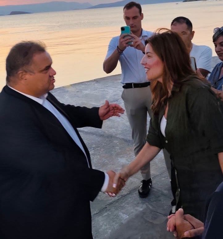 Στα Νέα Στύρα Ευβοίας η Καραμπατσώλη μαζί με τον υφυπουργό Εσωτερικών Στα Νέα Στύρα Ευβοίας η Καραμπατσώλη μαζί με τον υφυπουργό Εσωτερικών