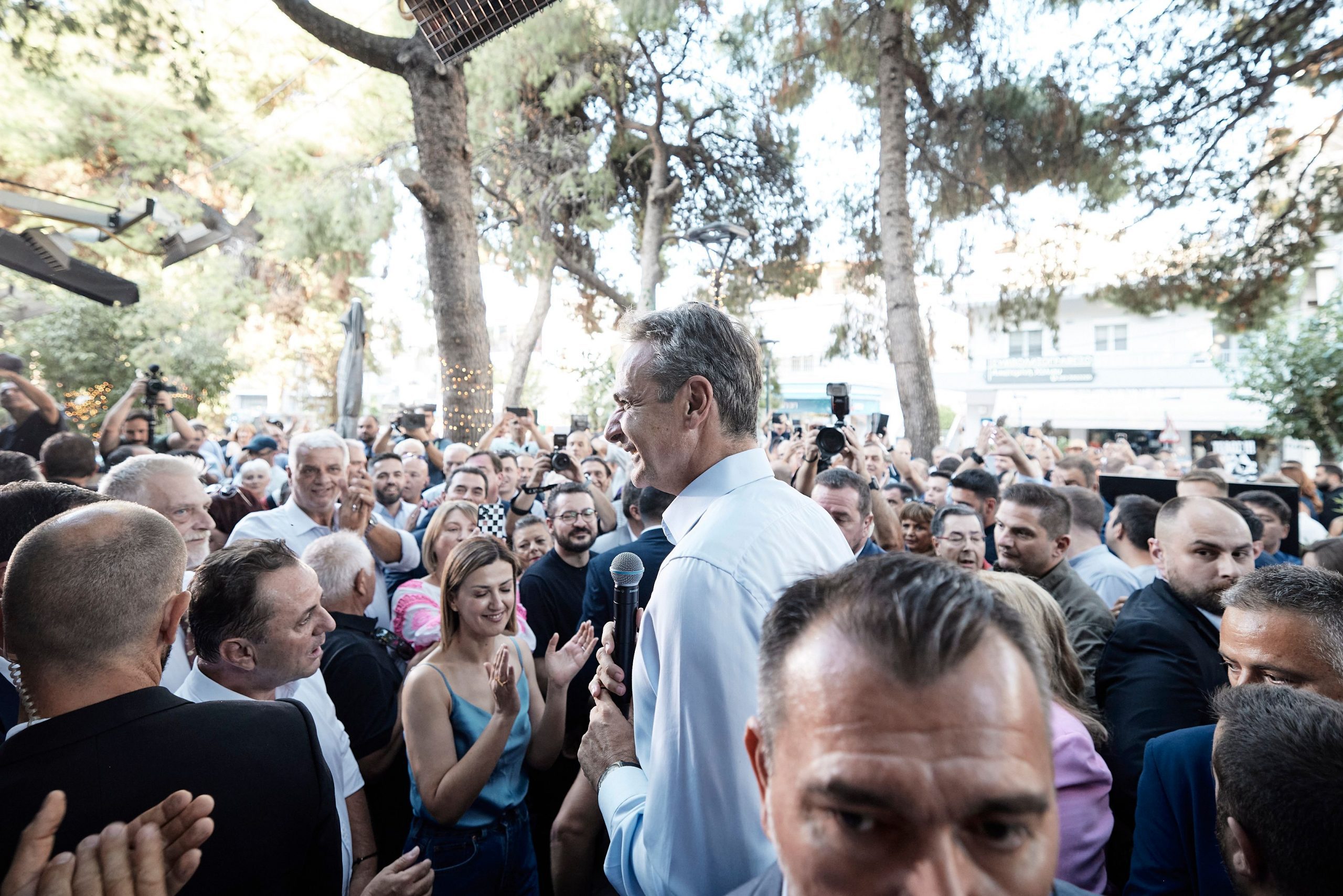 Με πολίτες στο Χαϊδάρι συναντήθηκε ο πρωθυπουργός Κυριάκος Μητσοτάκης Με πολίτες στο Χαϊδάρι συναντήθηκε ο πρωθυπουργός Κυριάκος Μητσοτάκης