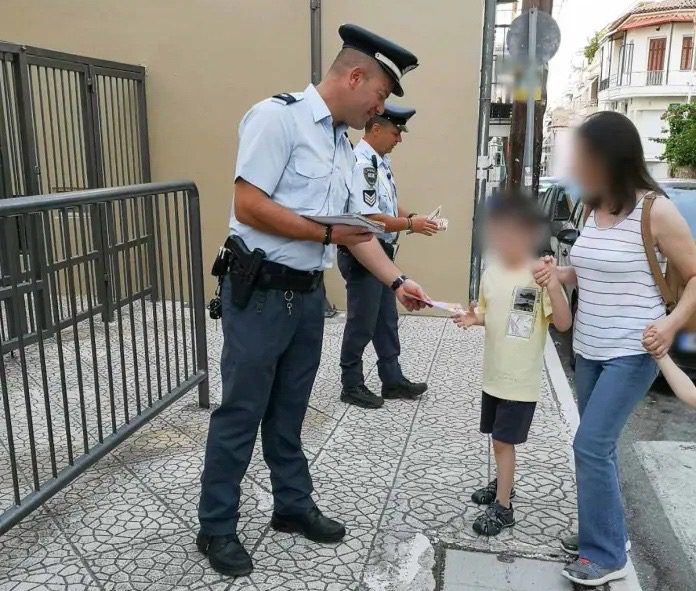 Συγκινούν οι αστυνομικοί της Εύβοιας: Δίπλα σε γονείς και μαθητές! Συγκινούν οι αστυνομικοί της Εύβοιας: Δίπλα σε γονείς και μαθητές!