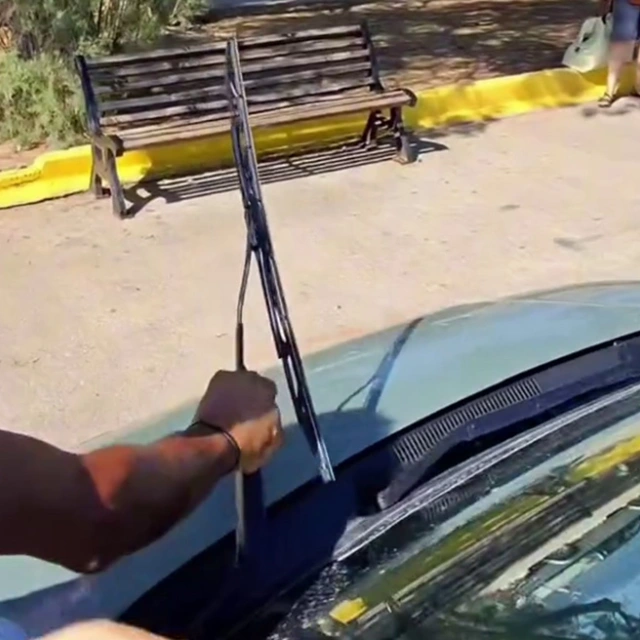 Κομπίνα με υαλοκαθαριστήρες σε αμάξια στο λιμάνι της Αρκίτσας που πάνε στην Αιδηψό Ευβοίας Κομπίνα με υαλοκαθαριστήρες σε αμάξια στο λιμάνι της Αρκίτσας που πάνε στην Αιδηψό Ευβοίας