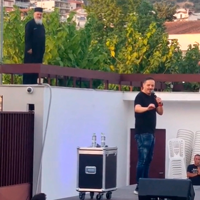 Απίστευτος Τσουβέλας στη Στυλίδα: Στιγμές απίστευτου γέλιου με… έναν πάτερ επί σκηνής! Απίστευτος Τσουβέλας στη Στυλίδα: Στιγμές απίστευτου γέλιου με… έναν πάτερ επί σκηνής!
