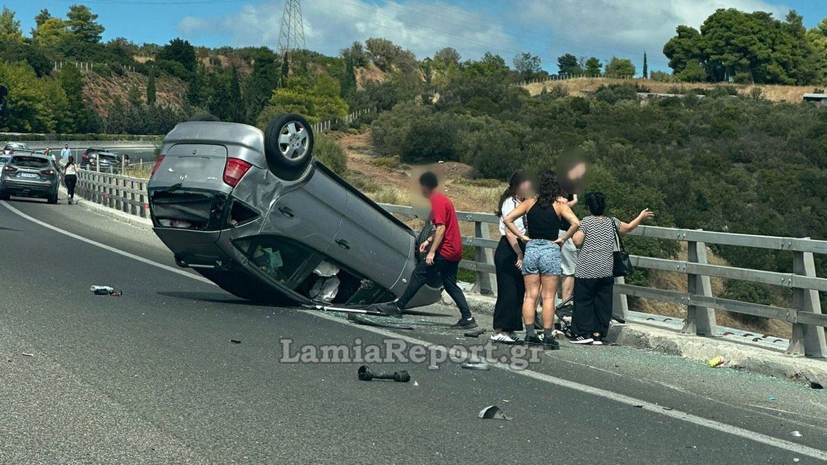 Τροχαίο στη Φθιώτιδα: Αυτοκίνητο τουμπάρισε στην εθνική οδό (εικόνες) Τροχαίο στη Φθιώτιδα: Αυτοκίνητο τουμπάρισε στην εθνική οδό (εικόνες)