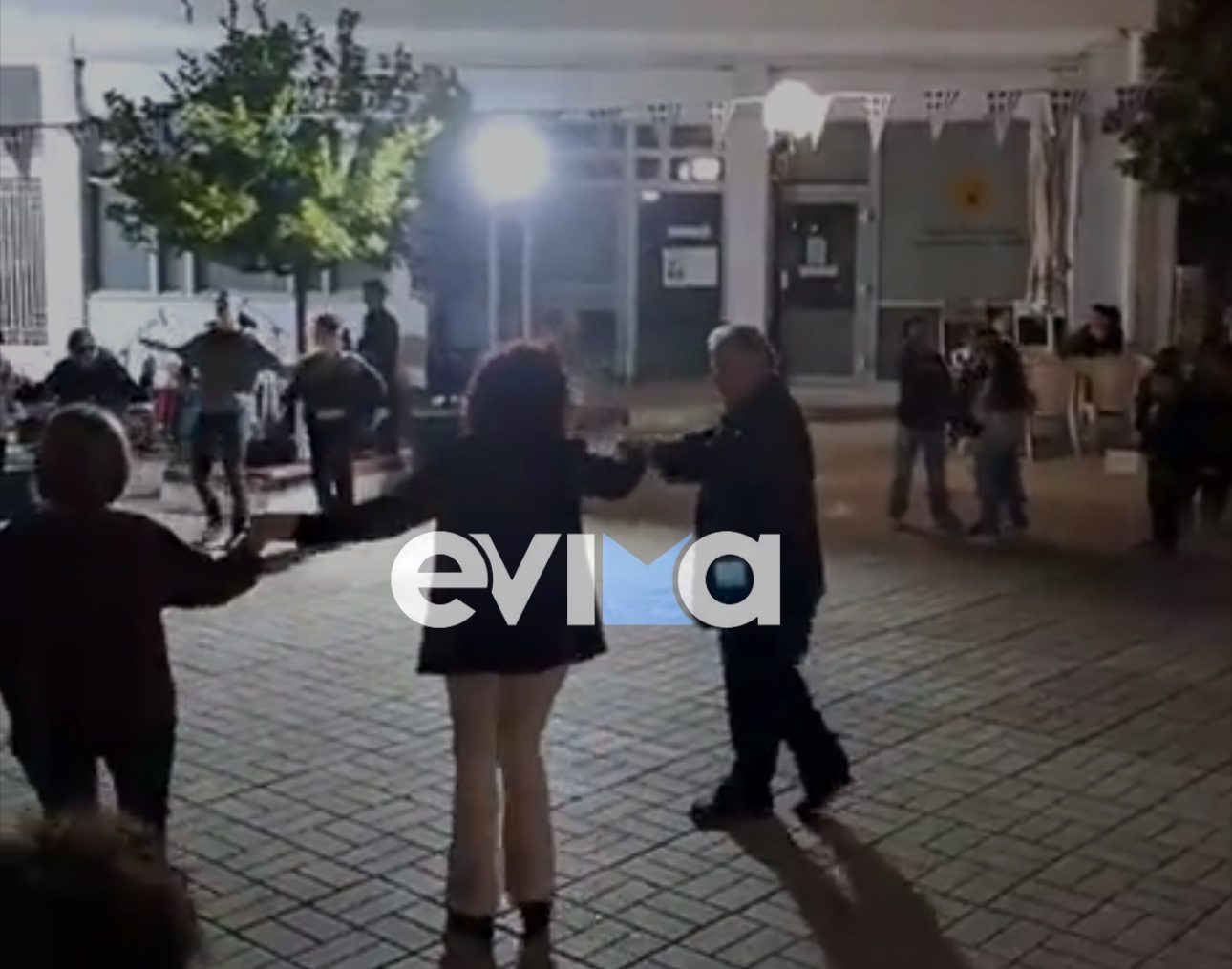 Εύβοια: Αντιδήμαρχος έριξε……..τους χορούς του στο πανηγύρι του χωριού! Εύβοια: Αντιδήμαρχος έριξε……..τους χορούς του στο πανηγύρι του χωριού!