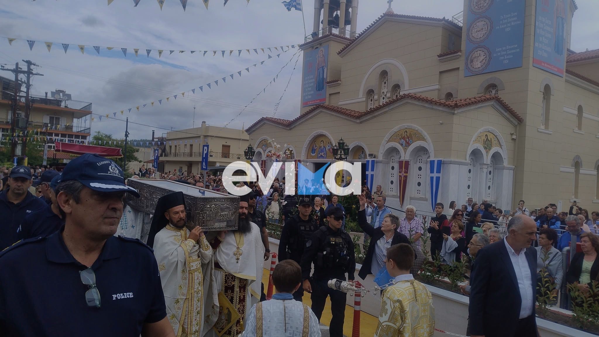 Ρίγη συγκίνησης στην Ευβοία: Πλήθος πιστών έφτασε για τον θαυματουργό Όσιο Ιωάννη το Ρώσσο (vid) Ρίγη συγκίνησης στην Ευβοία: Πλήθος πιστών έφτασε για τον θαυματουργό Όσιο Ιωάννη το Ρώσσο (vid)
