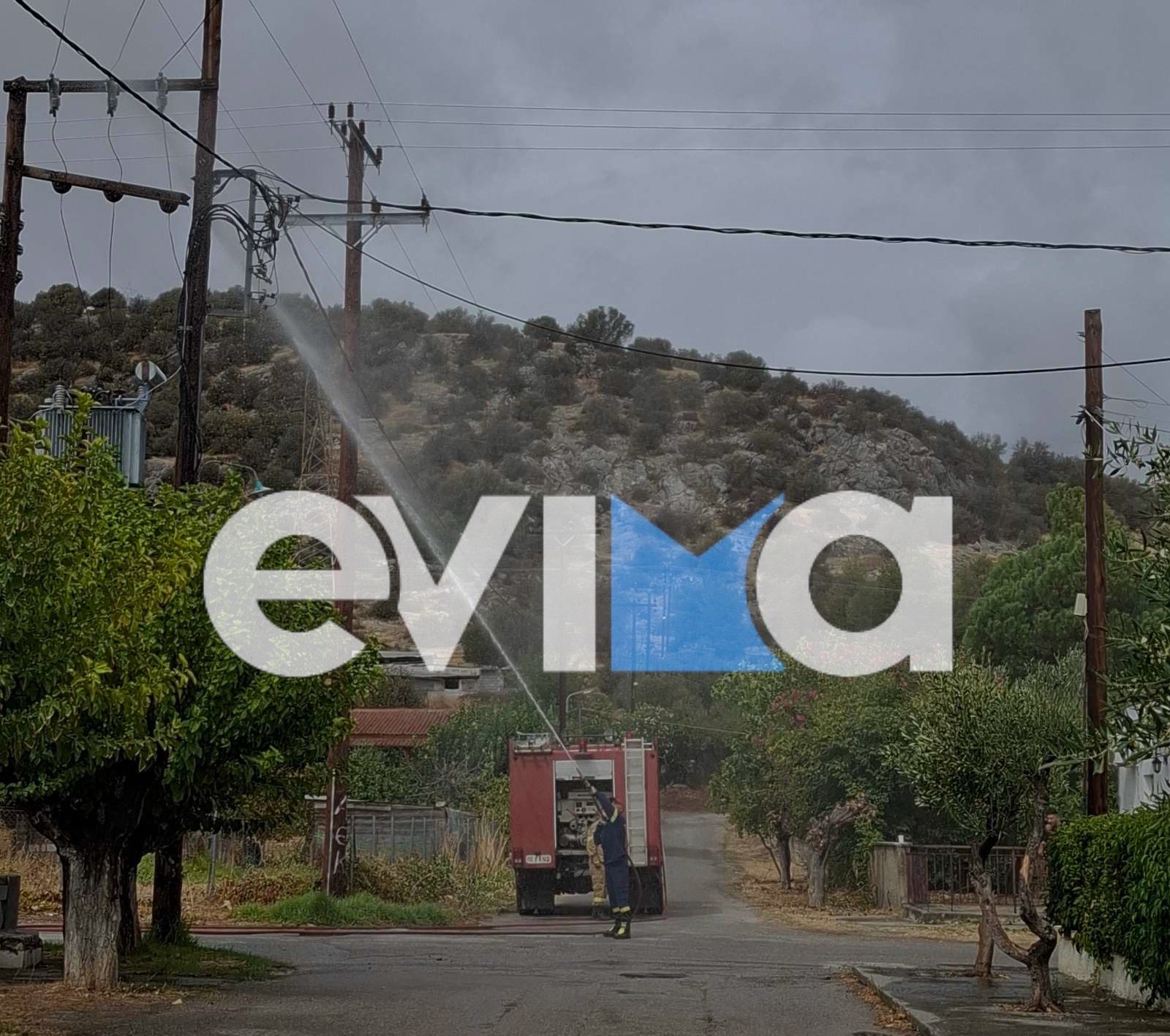 Νέα φωτιά στην Εύβοια: Χωρίς ρεύμα μια ολόκληρη περιοχή Νέα φωτιά στην Εύβοια: Χωρίς ρεύμα μια ολόκληρη περιοχή