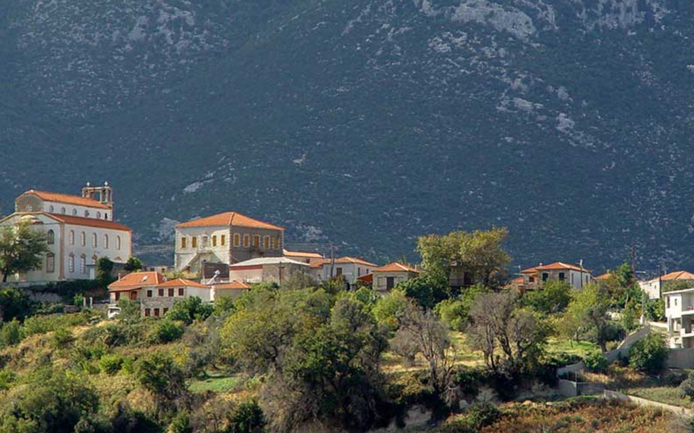 Το γραφικό χωριό της Εύβοιας με το εκκλησάκι «κόσμημα» της Παναγίας Το γραφικό χωριό της Εύβοιας με το εκκλησάκι «κόσμημα» της Παναγίας