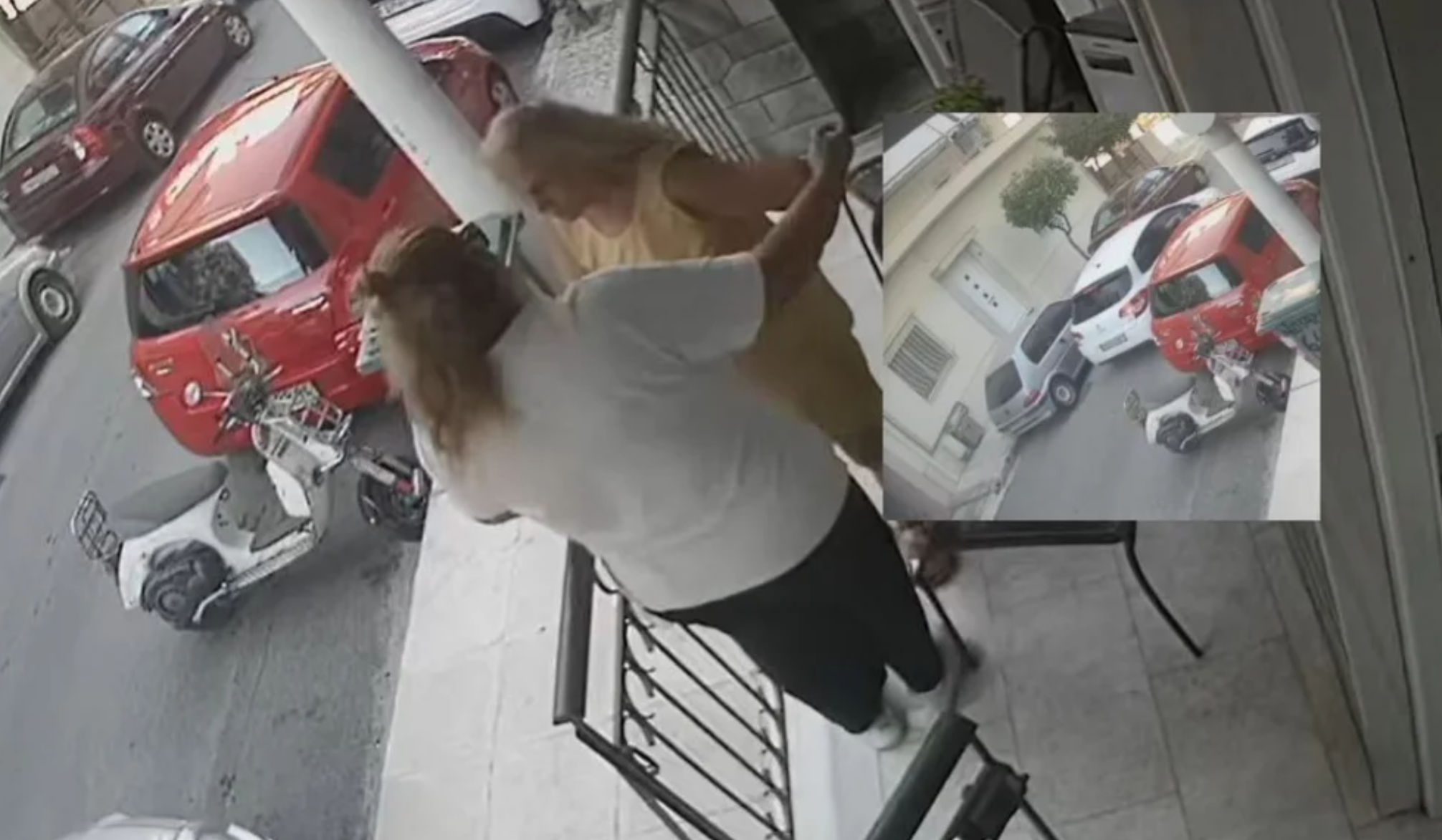 Βίντεο-ντοκουμέντο: Γυναίκα αρπάζει την αλυσίδα από τον λαιμό ηλικιωμένης με άνοια Βίντεο-ντοκουμέντο: Γυναίκα αρπάζει την αλυσίδα από τον λαιμό ηλικιωμένης με άνοια