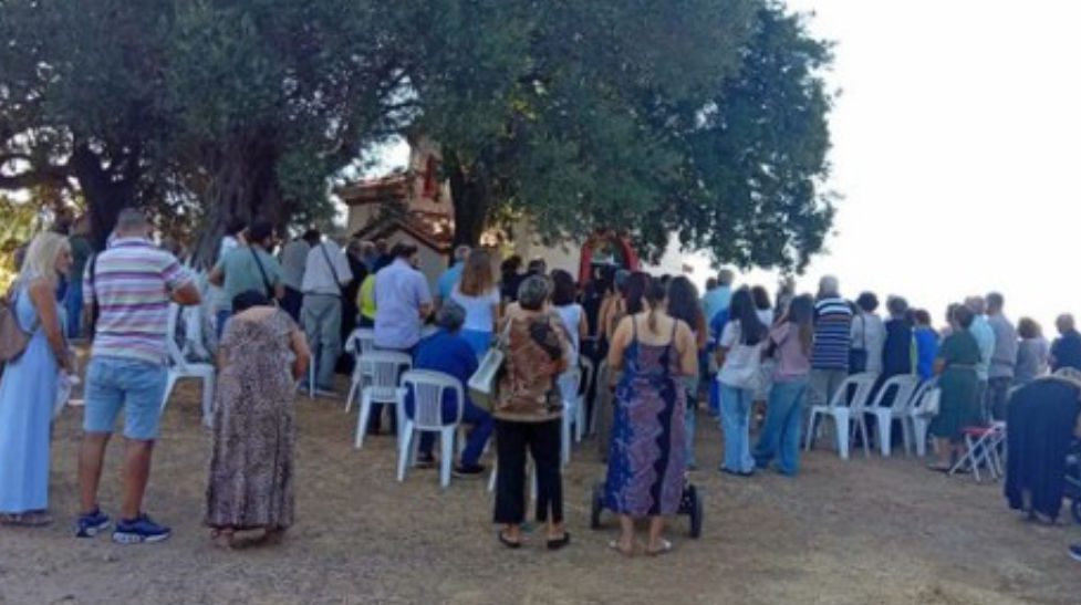 Σε αυτό το εκκλησάκι στην Εύβοια μοίρασαν ευλογημένο φαγητό Σε αυτό το εκκλησάκι στην Εύβοια μοίρασαν ευλογημένο φαγητό