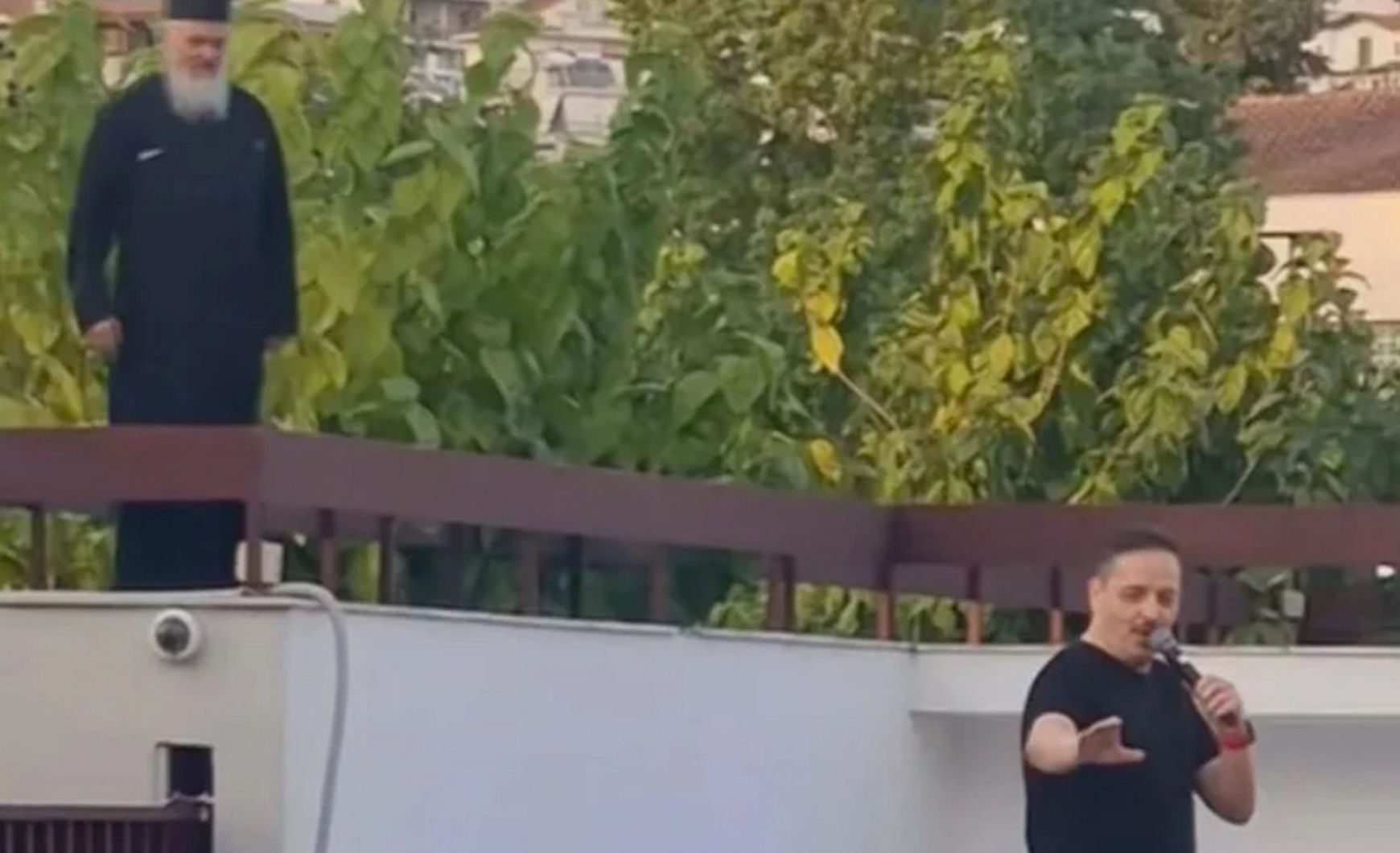 Ιερέας εμφανίστηκε ξαφνικά σε παράσταση του Τσουβέλα – Δείτε την επική αντίδραση του κωμικού Ιερέας εμφανίστηκε ξαφνικά σε παράσταση του Τσουβέλα – Δείτε την επική αντίδραση του κωμικού