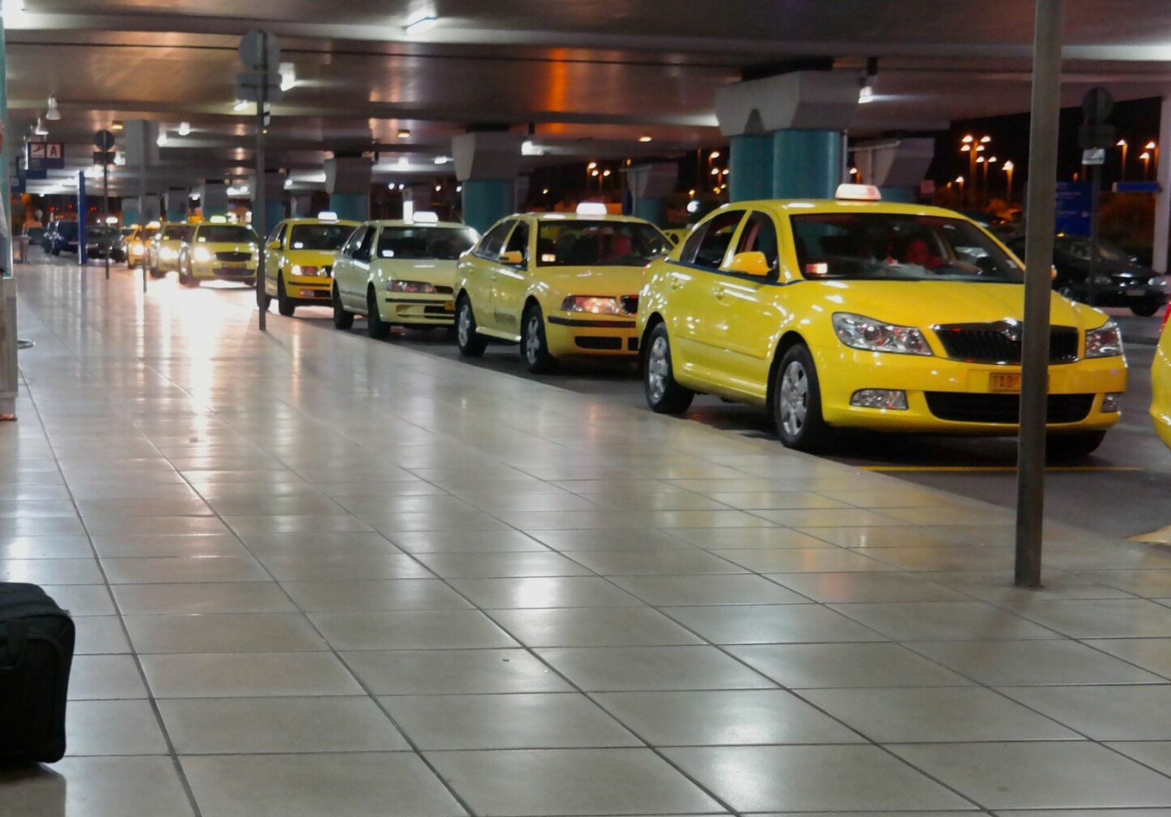 Οδηγός ταξί χρέωσε Βραζιλιάνα τουρίστρια130 ευρώ για κούρσα από το Αεροδρόμιο έως τη μαρίνα Ζέας Οδηγός ταξί χρέωσε Βραζιλιάνα τουρίστρια130 ευρώ για κούρσα από το Αεροδρόμιο έως τη μαρίνα Ζέας